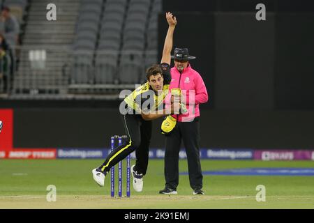 Optus Stadium, Perth, Austrailla. 25th Ott 2022. T20 International cricket Australia versus Sri Lanka: Pat Cummings of Australia Bowls Credit: Action Plus Sports/Alamy Live News Foto Stock