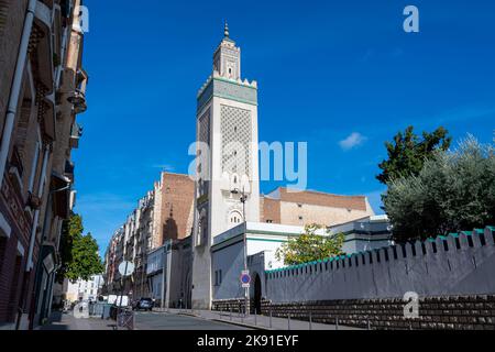 Vista esterna della Grande Moschea di Parigi, Francia, costruita nel 1926 in stile ispano-moresco con un minareto alto 33 metri Foto Stock