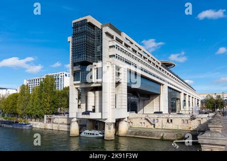 Vista esterna dell'edificio del Ministero francese dell'Economia e delle Finanze sulla riva della Senna, nel quartiere di Bercy, Parigi, Francia Foto Stock