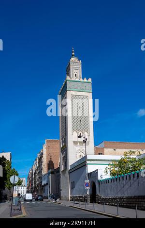 Vista esterna della Grande Moschea di Parigi, Francia, costruita nel 1926 in stile ispano-moresco con un minareto alto 33 metri Foto Stock