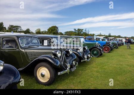 Collezione di veicoli d'epoca in mostra al Race Day Airshow tenutosi a Shuttleworth il 2nd ottobre 2022 Foto Stock