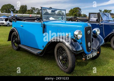 1935 Austin Seven Opal Tourer ‘CTW 584’ in mostra al Race Day Airshow tenutosi a Shuttleworth il 2nd ottobre 2022 Foto Stock