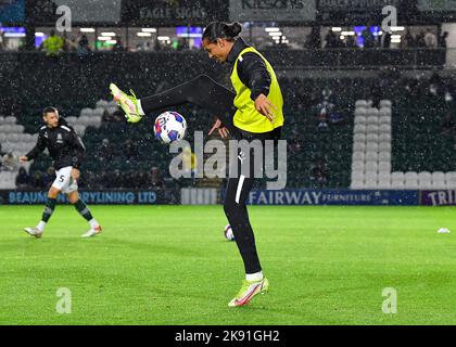 Plymouth, Regno Unito. 25th Ott 2022. Il difensore di Plymouth Argyle Nigel Lonwijk (21) si sta scaldando durante la partita della Sky Bet League 1 Plymouth Argyle vs Shrewsbury Town a Home Park, Plymouth, Regno Unito, 25th ottobre 2022 (Foto di Stanley Kasala/News Images) a Plymouth, Regno Unito il 10/25/2022. (Foto di Stanley Kasala/News Images/Sipa USA) Credit: Sipa USA/Alamy Live News Foto Stock