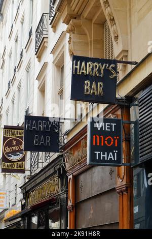 Le indicazioni fuori dall'iconico Harry's Bar, un bar letteralmente smantellato dal viale 7th di Manhattan, e riassemblato a Parigi, Francia. Foto Stock