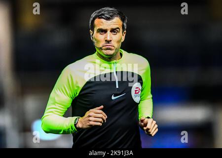 Arbitro Craig Hicks (Referee) Warm-up durante la partita della Sky Bet League 1 tra Peterborough e Accrington Stanley a London Road, Peterborough, martedì 25th ottobre 2022. (Credit: Kevin Hodgson | MI News) Credit: MI News & Sport /Alamy Live News Foto Stock