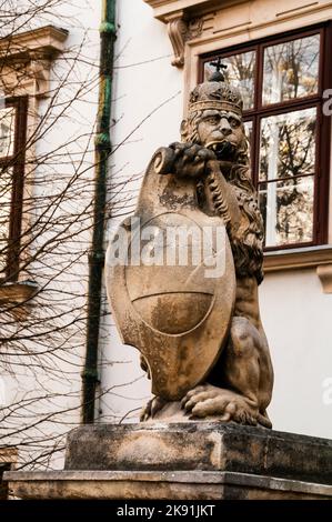 Statua araldica del leone all'ingresso dell'ala svizzera del Palazzo Hofburg a Vienna, Austria. Foto Stock
