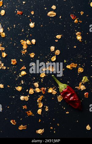 semi di peperoncino rosso caldo su sfondo nero Foto Stock