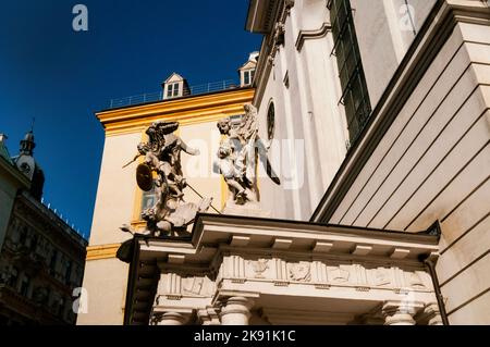 Chiesa tardo romanica di San Michele a Vienna, Austria e statua di San Michael che uccide Lucifer. Foto Stock