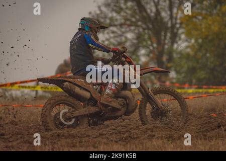 Campionato sporco in fango nuvoloso giornata autunnale in moto vicino alla città di Vysoke nad Jizerou Foto Stock