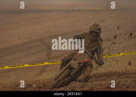 Campionato sporco in fango nuvoloso giornata autunnale in moto vicino alla città di Vysoke nad Jizerou Foto Stock