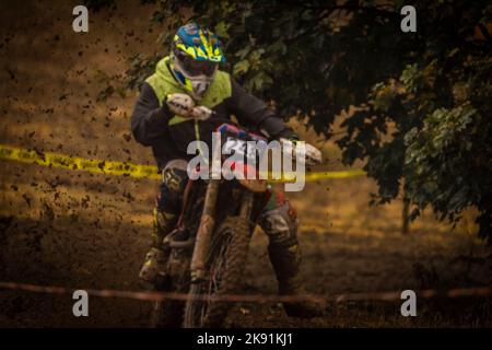 Campionato sporco in fango nuvoloso giornata autunnale in moto vicino alla città di Vysoke nad Jizerou Foto Stock