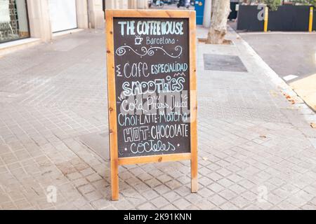 Tapas bar nel centro storico di Barcellona Spagna. Pubblicità bordo del caffè sulla strada principale. Foto Stock