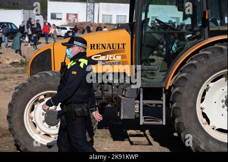 Un trattore giallo Renault Celtis 456 RX parcheggiato nel villaggio e un uomo accanto ad esso. Foto Stock