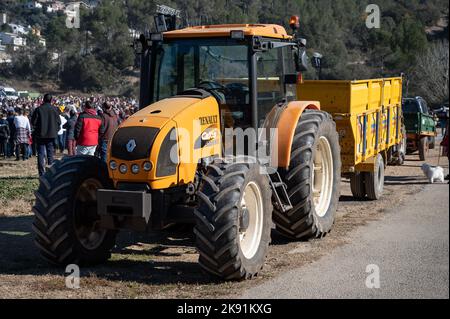 Un trattore giallo Renault Celtis 456 RX parcheggiato nel villaggio. Foto Stock