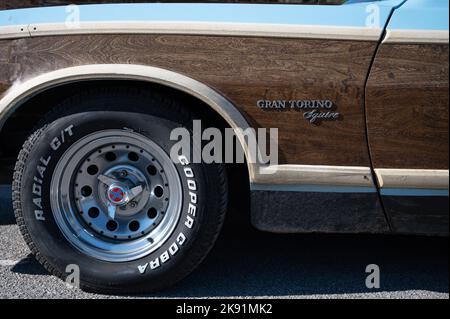 Primo piano vista laterale del classico vagone lungo stazione con porte impiallacciate in legno, è una Ford Gran Torino blu. Foto Stock