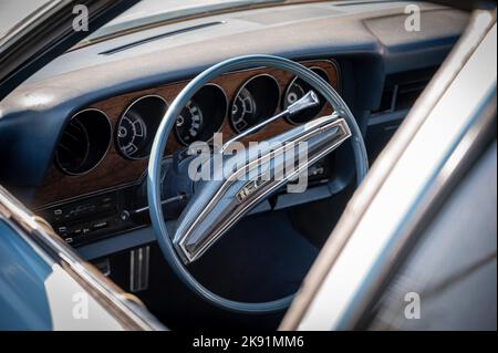 Primo piano vista interna del classico vagone lungo stazione con porte impiallacciate in legno, è una Ford Gran Torino blu. Foto Stock