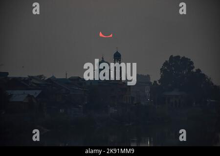 Srinagar, India. 25th Ott 2022. Un'eclissi solare parziale si vede sopra la moschea di Srinagar. L'eclissi solare parziale è stato visto in tutto il mondo oggi. L'eclisse segna la seconda e ultima eclisse solare del 2022. La prossima eclissi solare sarà visibile dall'India il 2 agosto 2027. (Foto di Saqib Majeed/SOPA Images/Sipa USA) Credit: Sipa USA/Alamy Live News Foto Stock