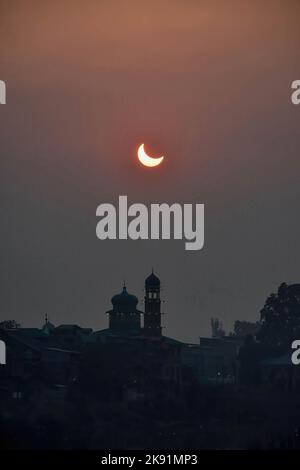 Srinagar, India. 25th Ott 2022. Un'eclissi solare parziale si vede sopra la moschea di Srinagar. L'eclissi solare parziale è stato visto in tutto il mondo oggi. L'eclisse segna la seconda e ultima eclisse solare del 2022. La prossima eclissi solare sarà visibile dall'India il 2 agosto 2027. (Foto di Saqib Majeed/SOPA Images/Sipa USA) Credit: Sipa USA/Alamy Live News Foto Stock