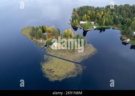 Vista aerea del drone di Rono e dell'isola di Varnisaary nel lago di Kallavesi Finlandia orientale Kuopio , Europa Foto Stock