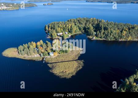 Vista aerea del drone di Rono e dell'isola di Varnisaary nel lago di Kallavesi Finlandia orientale Kuopio , Europa Foto Stock