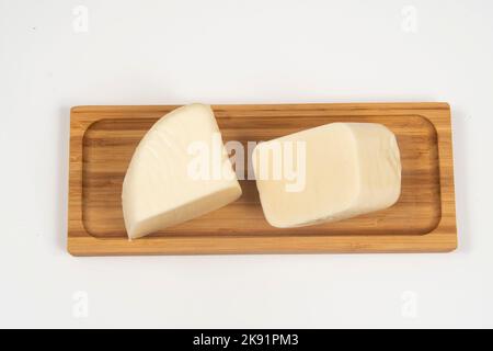 Formaggio Mineas semi-stagionato su un vassoio di bambù Foto Stock