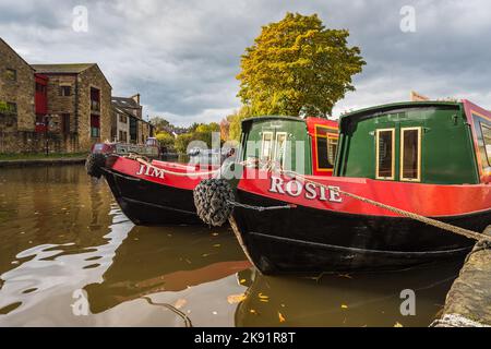 Rosie e Jim ormeggiate nel bacino del canale di Skipton visto nello Yorkshire nell'ottobre 2022. Foto Stock