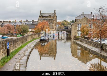 Foglie cadute raffigurate sul canale Leeds Liverpool a Skipton, Yorkshire visto nell'ottobre 2022. Foto Stock