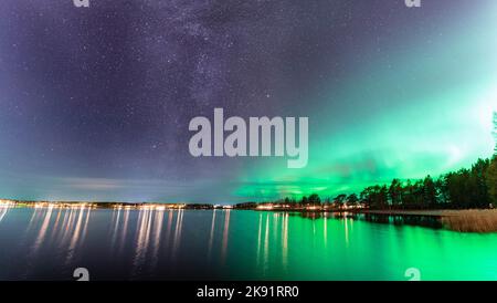 Splendida via Lattea vicino ad Aurora, panorama panoramico dell'aurora boreale sulla tranquilla notte del lago Stocksjo nella Svezia settentrionale, città di Umea. Foto Stock