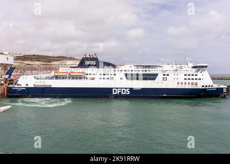 Un traghetto DFDS Cross-Channel attraccato al porto di dover nel Kent, Regno Unito. Le bianche scogliere di dover sono sullo sfondo. Settembre 7th, 2022 Foto Stock