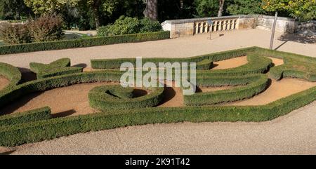 Un giardino di design con siepi topiari e confini di fiori, Chateau des Milandes, ex casa di Josephine Baker, Dordogne Francia Foto Stock