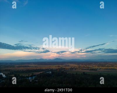 Una bella vista del cielo al tramonto da Everett WA con montagne che si stagliano contro le nuvole Foto Stock