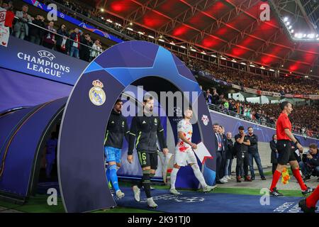 Lipsia, Germania. 25th Ott 2022. Calcio: Champions League, palcoscenico di gruppo, Gruppo F, Giornata 5 RB Leipzig - Real Madrid. Le squadre entrano in campo. Credit: Jan Woitas/dpa/Alamy Live News Foto Stock