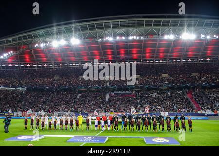 Lipsia, Germania. 25th Ott 2022. Calcio: Champions League, palcoscenico di gruppo, Gruppo F, Giornata 5 RB Leipzig - Real Madrid. Le squadre entrano in campo. Credit: Jan Woitas/dpa/Alamy Live News Foto Stock