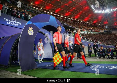 Lipsia, Germania. 25th Ott 2022. Calcio: Champions League, palcoscenico di gruppo, Gruppo F, Giornata 5 RB Leipzig - Real Madrid. Le squadre entrano in campo. Credit: Jan Woitas/dpa/Alamy Live News Foto Stock