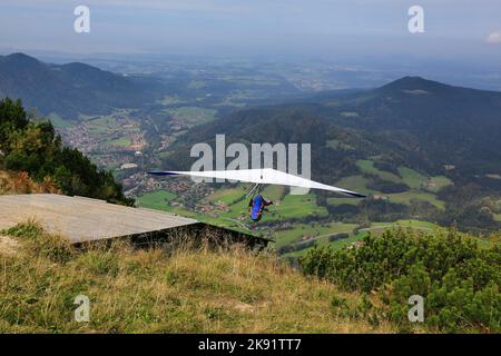 Deltaplano che vola nelle Alpi tedesche Foto Stock