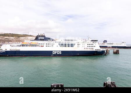 Due traghetti DFDS Cross-Channel al porto di dover, Kent, Regno Unito. Una posizione di a Cala. Le scogliere bianche di dover sono sullo sfondo. Settembre 7th, 2022. Foto Stock