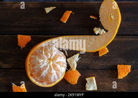 arancia mandarina con buccia su un tavolo rustico Foto Stock