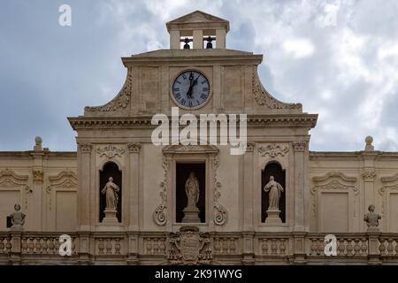 LECCE, ITALIA - 14 OTTOBRE 2022: Facciata e orologio del Palazzo Arcivescovile in Piazza Duomo Foto Stock