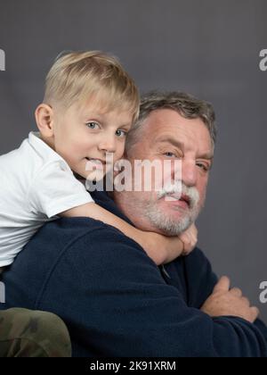 Studio ritratto di alto uomo caucasico con nipote Foto Stock