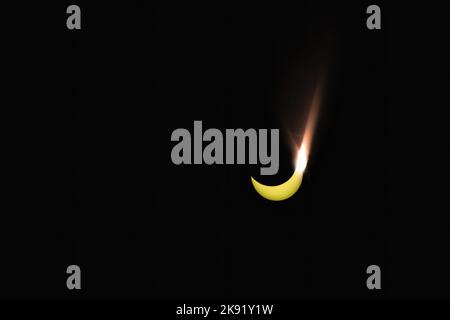 Eclissi solare parziale. La Luna bloccava parte del sole. Raro fenomeno astronomico. Osservazione spaziale, ricerca scientifica. Spazio di copia. Foto Stock