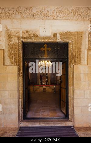 Mardin, Turchia. Deyrulzafaran Syriac o Monastero di Mor Hananyo. Vista interna della chiesa. Verticale Foto Stock