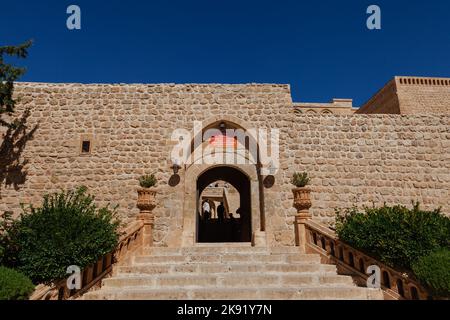 -Deyrulzafaran Syriac o Monastero di Mor Hananyo. Porta d'ingresso della chiesa. Mardin, Turchia Foto Stock