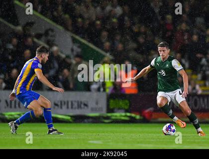 Plymouth, Regno Unito. 25th Ott 2022. Plymouth Argyle centrocampista Jordan Houghton (4) sulla palla durante la partita Sky Bet League 1 Plymouth Argyle vs Shrewsbury Town a Home Park, Plymouth, Regno Unito, 25th ottobre 2022 (Foto di Stanley Kasala/News Images) a Plymouth, Regno Unito il 10/25/2022. (Foto di Stanley Kasala/News Images/Sipa USA) Credit: Sipa USA/Alamy Live News Foto Stock