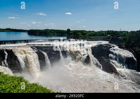 Chaudière Falls è una cascata alta 35 metri a Lévis, Quebec, lungo il fiume Chaudière. Fa parte del Parc des Chutes-de-la-Chaudière regionale Foto Stock