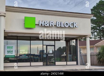 Houston, Texas USA 12-03-2021: H & R Block fiscaly Office exterior a Houston, Texas. L'ufficio di preparazione fiscale è stato fondato nel 1955 a Kansas City, ora situato Foto Stock
