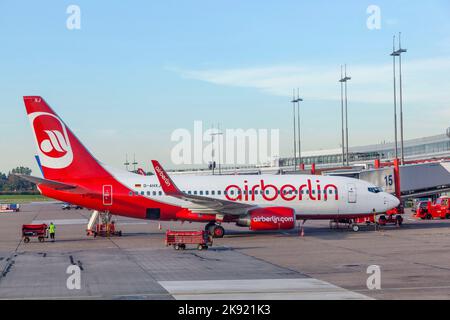 Amburgo, Germania - 28 settembre 2011: Parchi aerei Air Berlin di fronte al nuovo terminal di Amburgo. Foto Stock