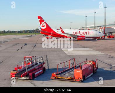 Amburgo, Germania - 28 settembre 2011: Parchi aerei Air Berlin di fronte al nuovo terminal di Amburgo. Foto Stock