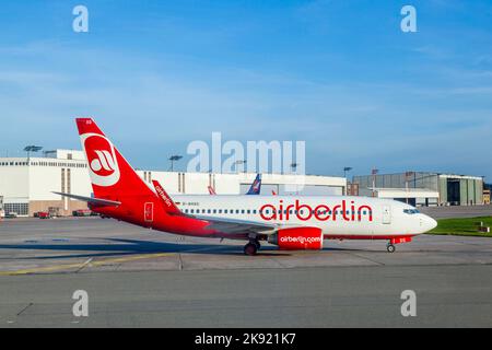 Amburgo, Germania - 28 settembre 2011: Parchi aerei Air Berlin di fronte al nuovo terminal di Amburgo. Foto Stock