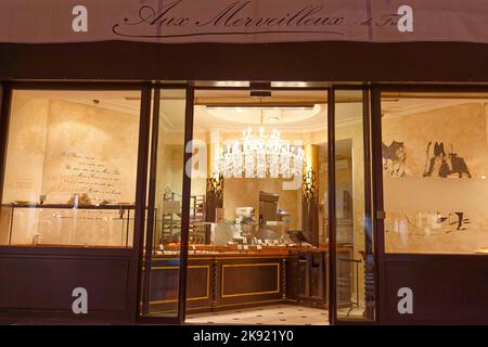 Parigi, Francia-20 ottobre 2022 : Aux Merveilleux de Fred è una delle pasticcerie più scintillanti di Parigi. Si trova in via Saint Dominique vicino a EI Foto Stock