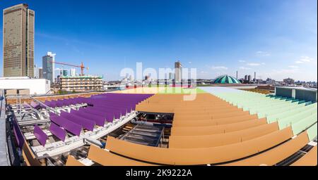 Francoforte, Germania - 5 maggio 2016: La nuova area skyline plaza accanto alla Fiera di Francoforte vista dal giardino pensile del centro commerciale Skyline Plaza Mall. Foto Stock